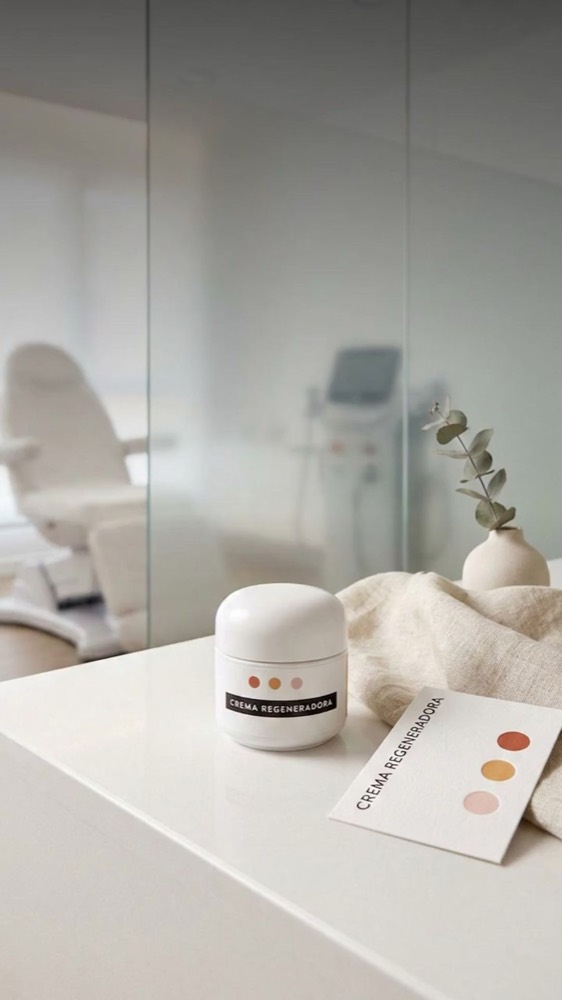 Crema regeneradora ML sobre la mesa del centro
